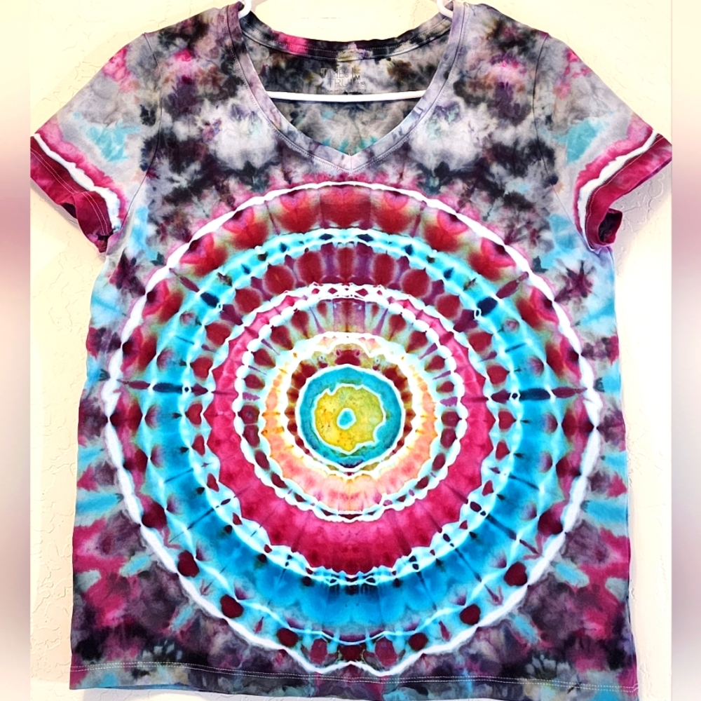 NEW custom tie dyed V-neck Women's T-shirt, size M.